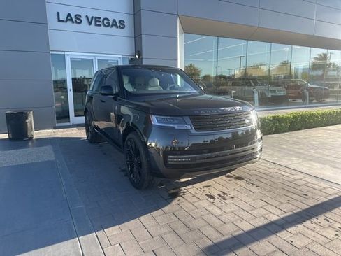 Used 2025 Land Rover Range Rover SE image 3