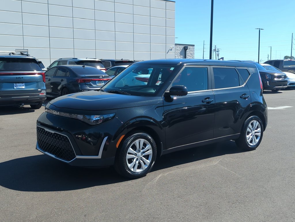 Used 2025 Kia Soul LX FWD image 5