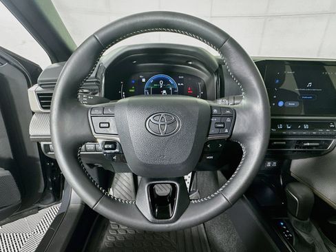 Used 2025 Toyota Camry SE FWD image 15
