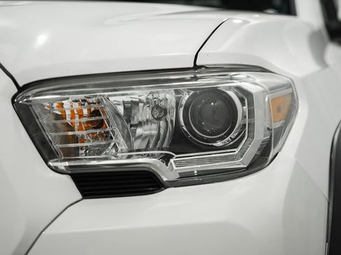 Used 2018 Toyota Tacoma TRD Off-Road image 12