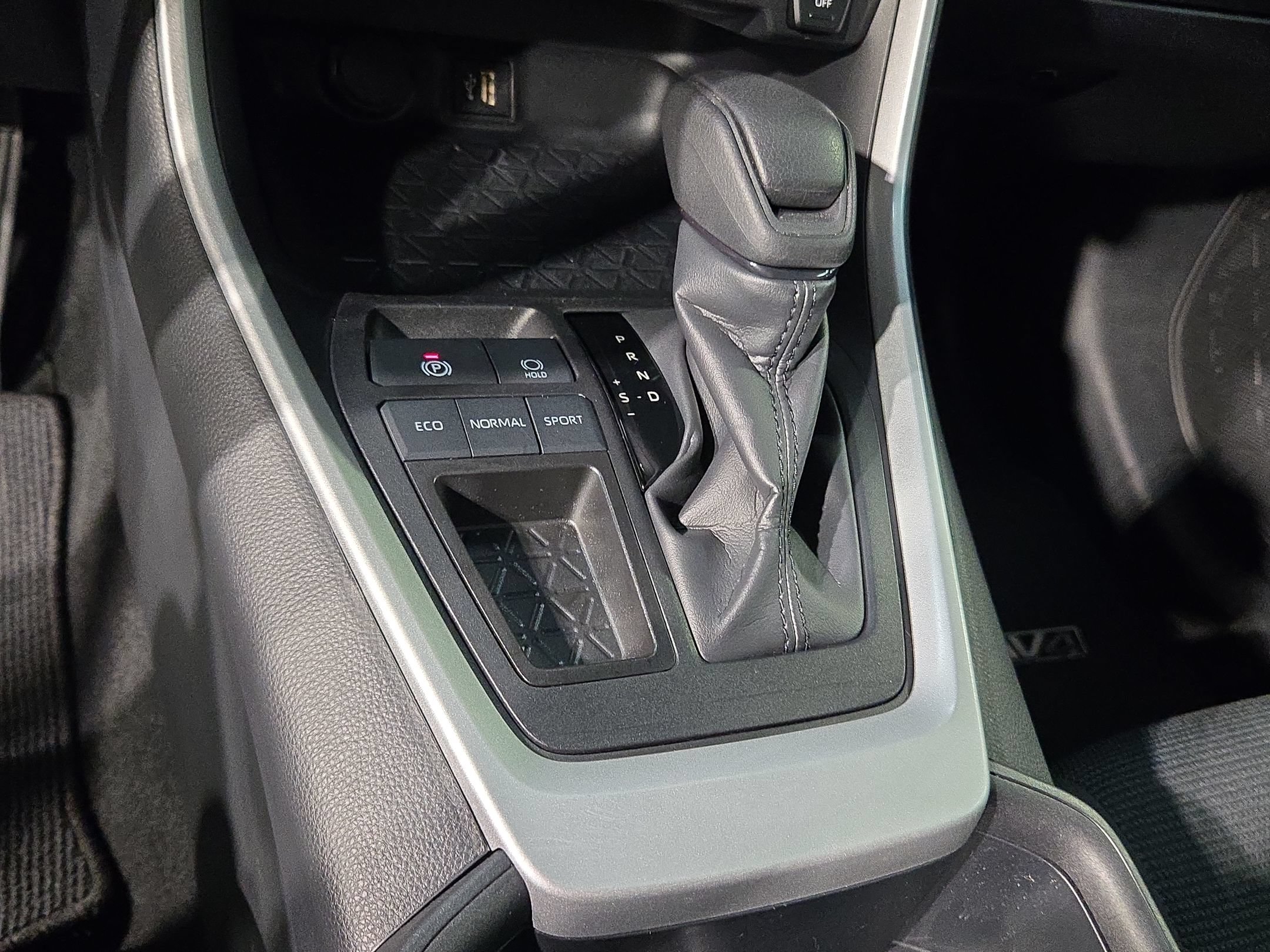 Certified 2025 Toyota RAV4 LE FWD image 31