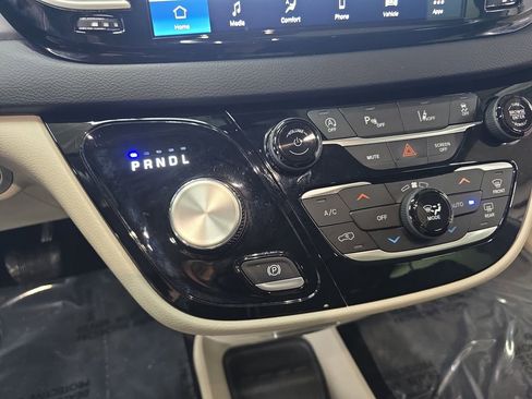 Certified 2023 Chrysler Pacifica Touring-L FWD image 26