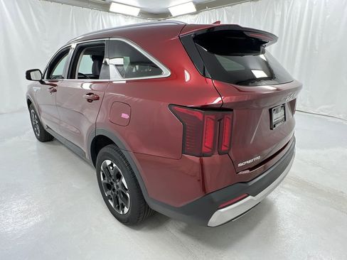 Used 2025 Kia Sorento S image 4