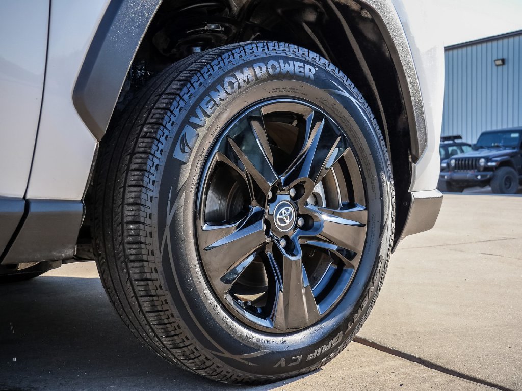 Used 2019 Toyota RAV4 LE AWD/4WD image 9