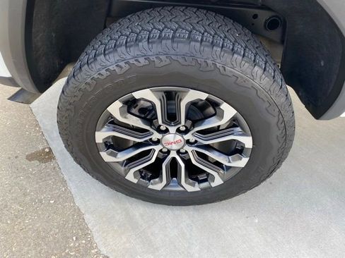 Used 2024 GMC Canyon Denali image 7