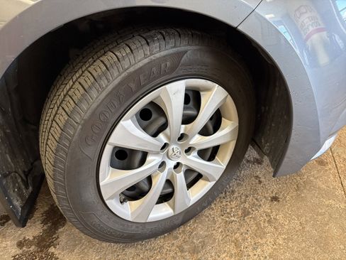 Used 2022 Toyota Corolla LE image 11