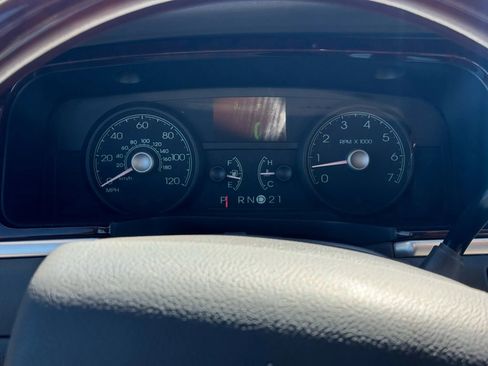 Used 2009 Lincoln Town Car Signature Limited image 20