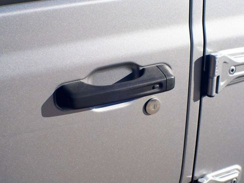 Used 2018 Jeep Wrangler Unlimited Sahara image 11