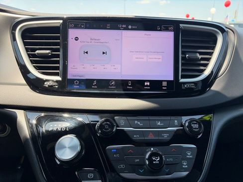 Used 2025 Chrysler Pacifica Select FWD image 25