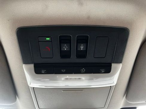 Used 2025 Nissan Pathfinder SV w/ SV Premium Package image 25