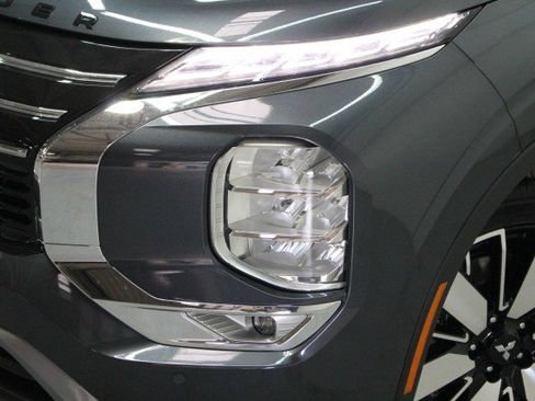 New 2026 Mitsubishi Outlander SE image 2