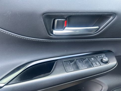 Used 2021 Toyota Venza LE w/ Carpet Mat Package (TMS) image 10