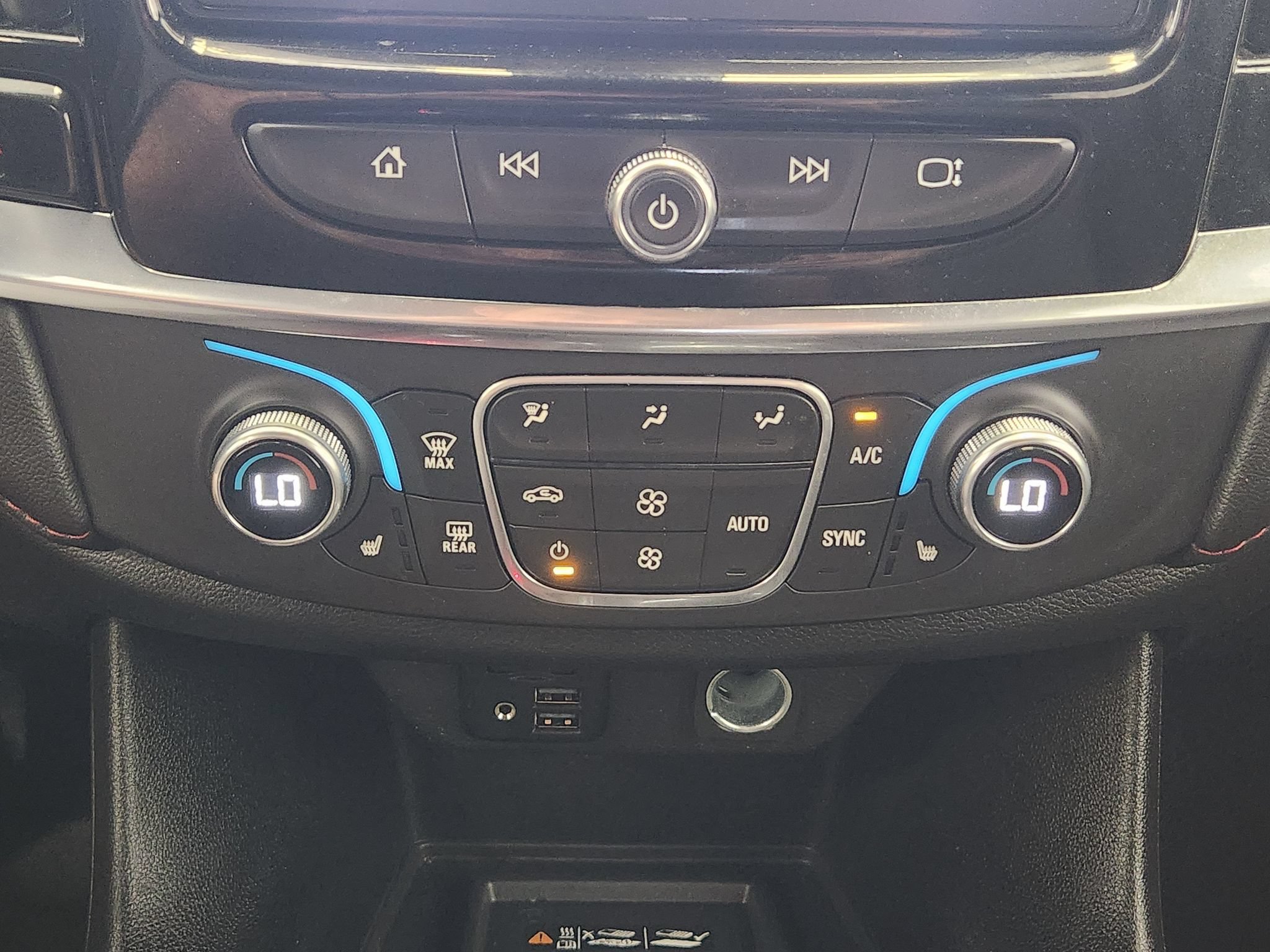 Used 2024 Chevrolet Traverse RS FWD image 17
