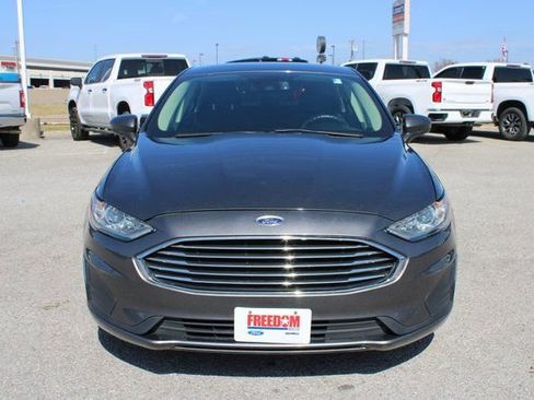 Used 2019 Ford Fusion SE image 2