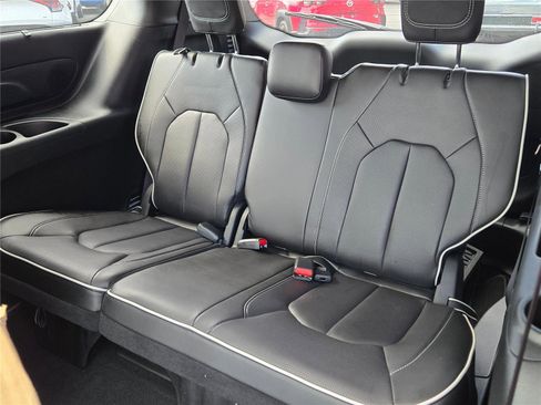 Used 2024 Chrysler Pacifica Limited w/ S Appearance Package image 15