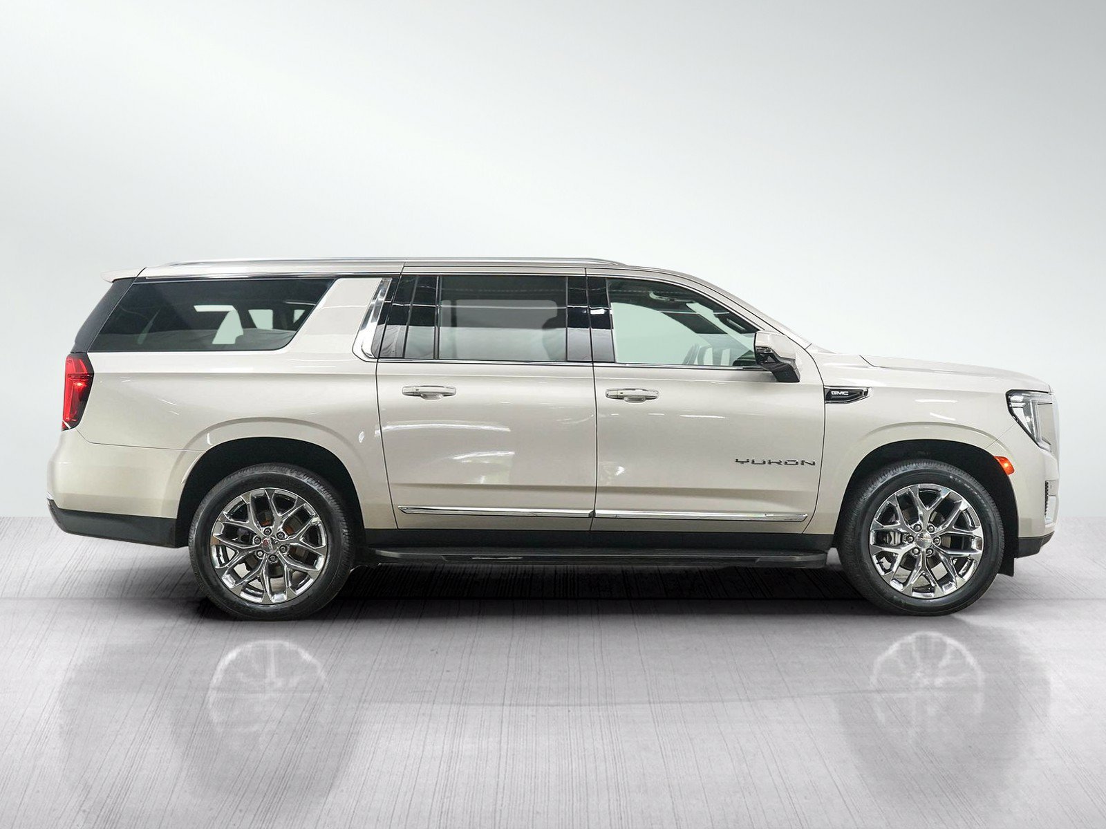 Used 2021 GMC Yukon XL SLT w/ Rear Media and Nav Package AWD/4WD image 6