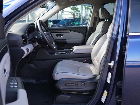 Used 2025 Honda Pilot Elite image 14
