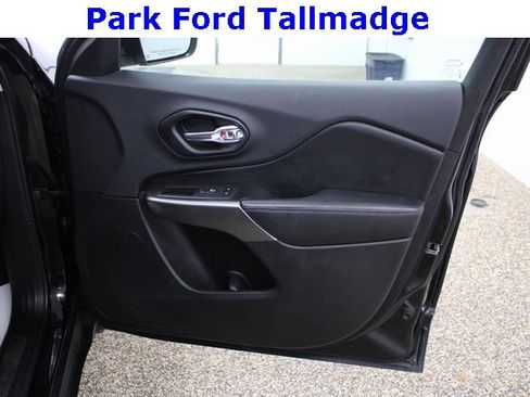 Used 2019 Jeep Cherokee Limited image 21