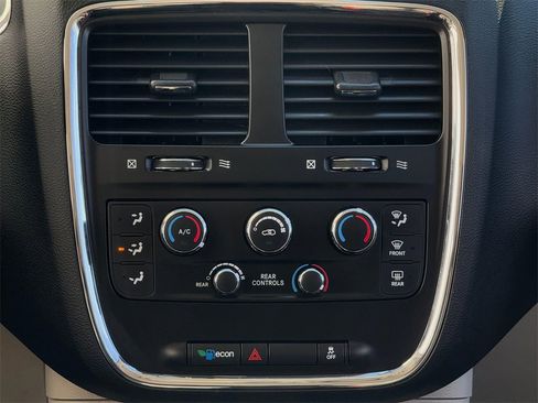 Used 2018 Dodge Grand Caravan SE w/ UConnect Hands-Free Group image 18