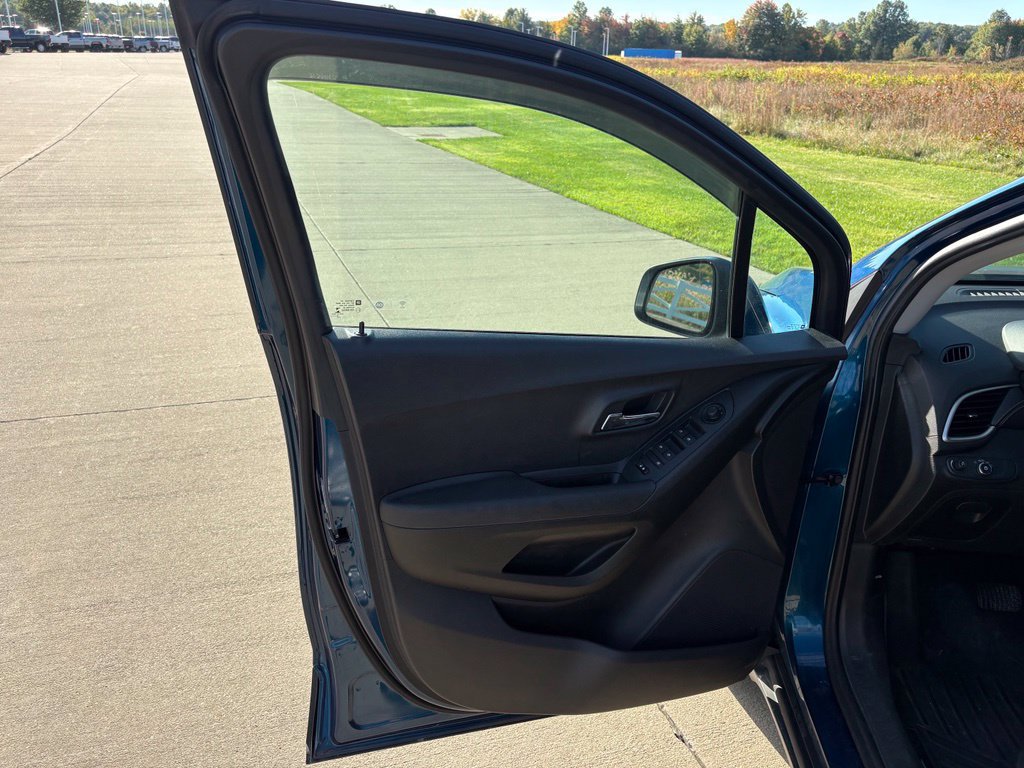 Used 2019 Chevrolet Trax LT w/ LT Convenience Package FWD image 10