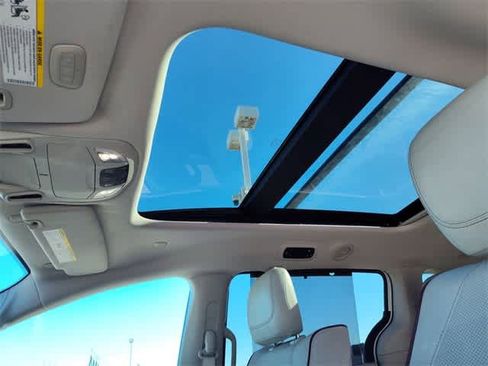 Used 2017 Chrysler Pacifica Limited image 17