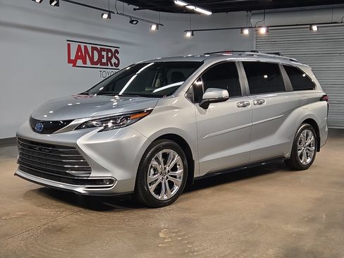 Used 2024 Toyota Sienna Platinum FWD image 3
