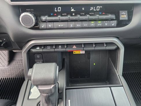 Used 2024 Toyota Tundra Platinum image 28