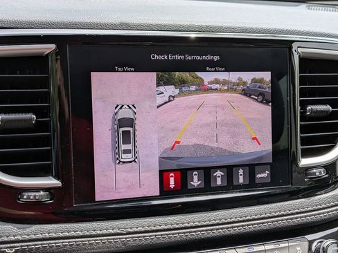 Used 2023 Chrysler Pacifica Touring-L FWD image 19