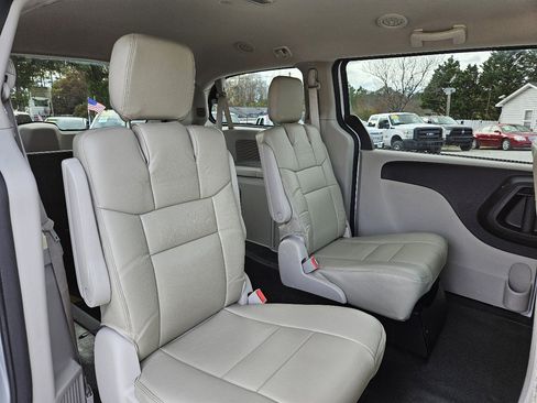 Used 2018 Dodge Grand Caravan SE image 31