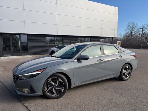 Used 2022 Hyundai Elantra Limited w/ Cargo Package image 6