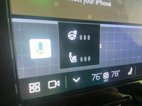 Used 2025 Volvo XC40 B5 Core image 25