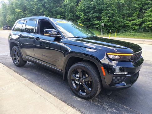 Certified 2024 Jeep Grand Cherokee Limited w/ Black Appearance Package AWD/4WD image 4