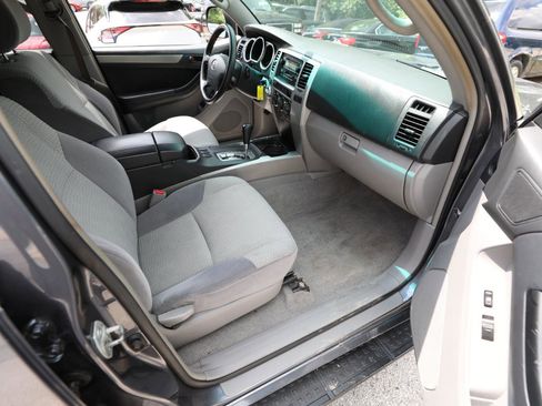 Used 2005 Toyota 4Runner SR5 AWD/4WD image 10