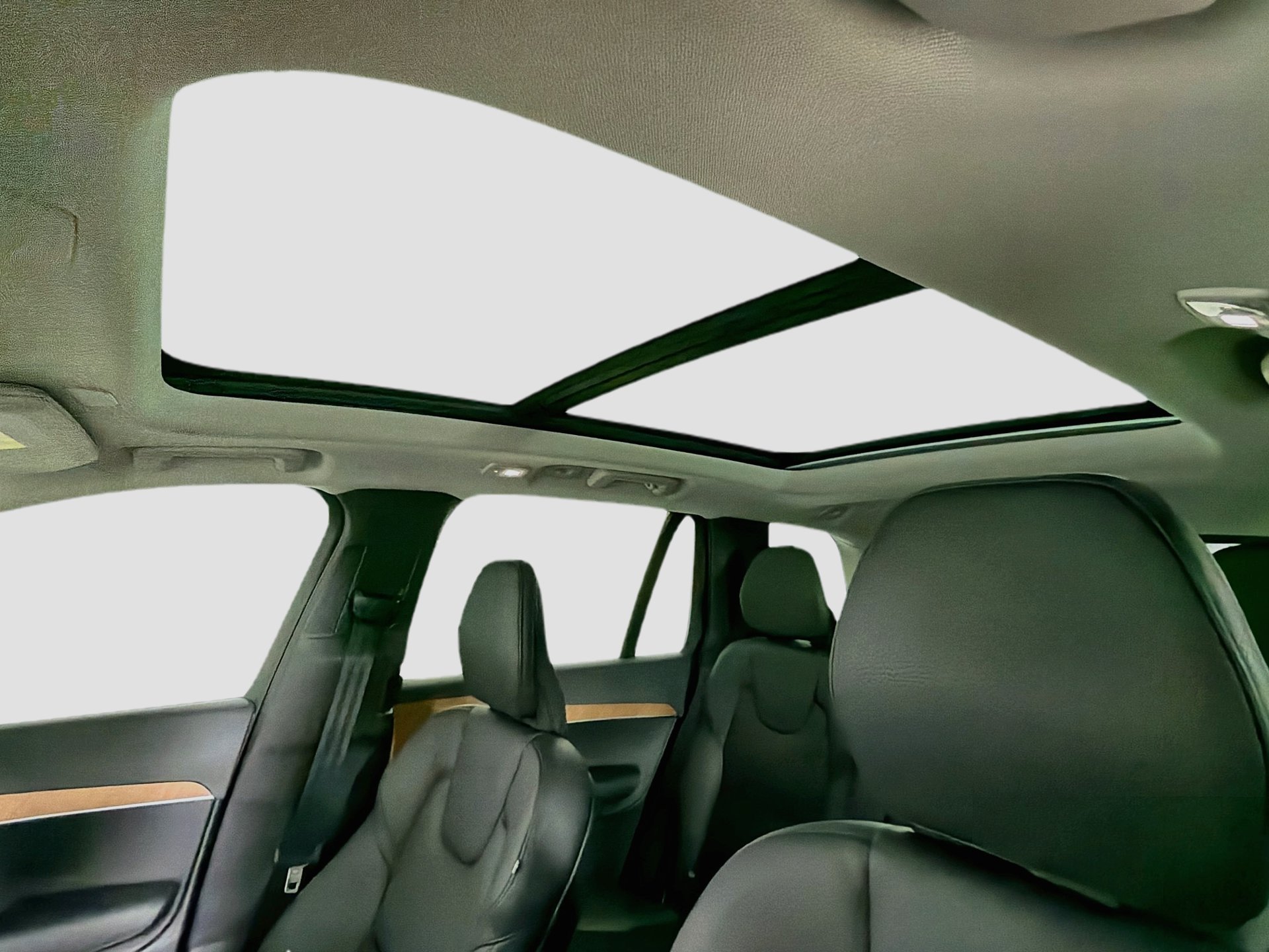 Certified 2024 Volvo XC90 T8 Plus AWD/4WD image 23