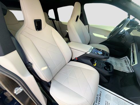 Used 2023 BMW iX xDrive50 w/ Sport Package AWD/4WD image 13