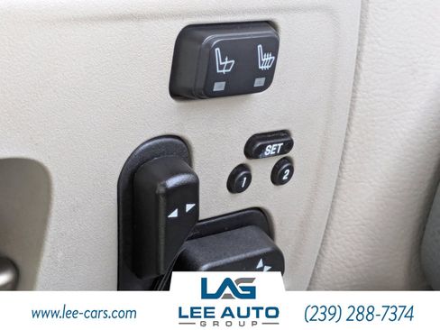 Used 2011 Lincoln Town Car Signature Limited RWD image 16