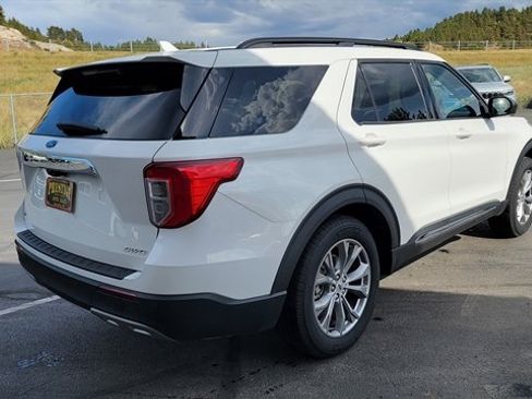 Used 2022 Ford Explorer XLT w/ Equipment Group 202A image 5