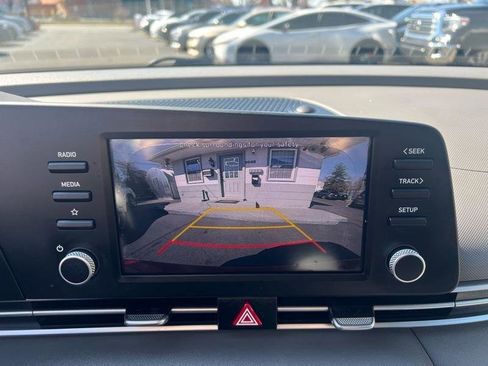 Used 2021 Hyundai Elantra SE FWD image 13