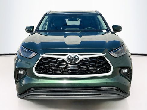 Used 2024 Toyota Highlander XLE image 2