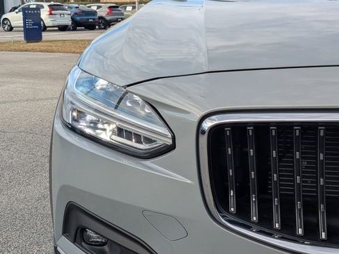 Used 2024 Volvo V90 B6 Cross Country Plus image 13