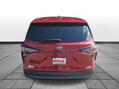 Used 2024 Toyota Sienna LE image 6