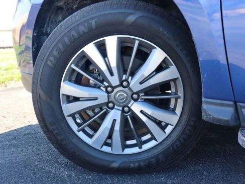 Used 2018 Nissan Pathfinder SV image 9