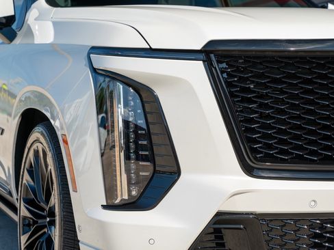 Used 2025 Cadillac Escalade V w/ LPO, ONYX Package image 13