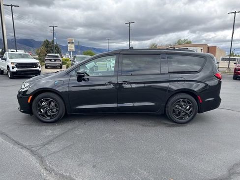 Used 2024 Chrysler Pacifica Premium FWD image 4