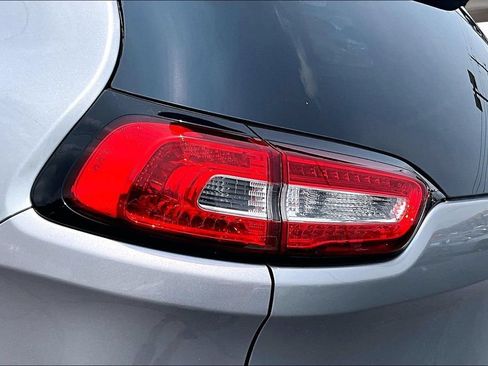 Used 2017 Jeep Cherokee Trailhawk AWD/4WD image 30
