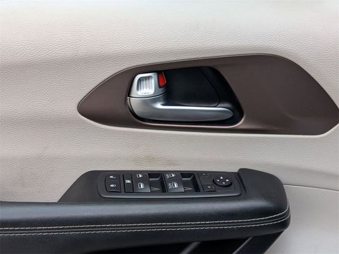 Used 2020 Chrysler Voyager Lxi image 15