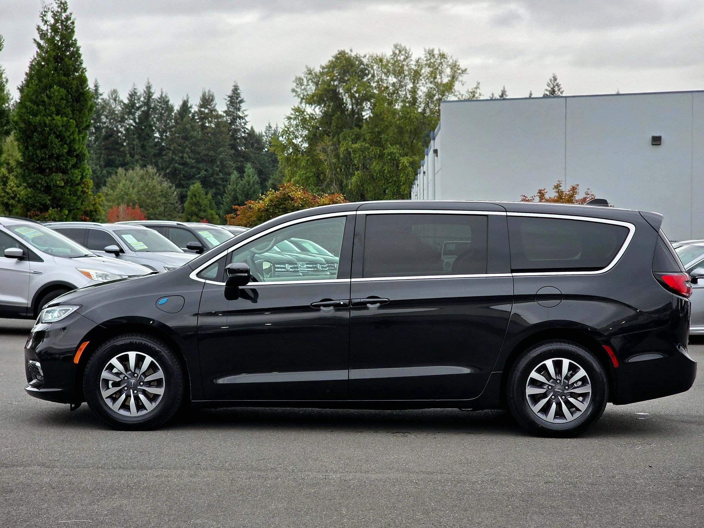 Used 2023 Chrysler Pacifica Touring-L FWD image 8