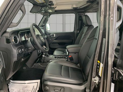 Used 2025 Jeep Gladiator Sport image 9