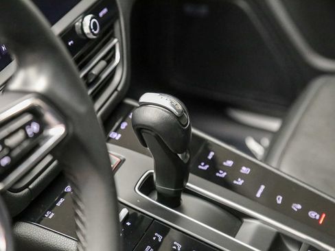 Certified 2022 Porsche Macan S AWD/4WD image 24