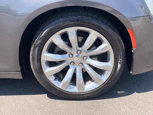 Used 2018 Chrysler 300 Touring L RWD image 9